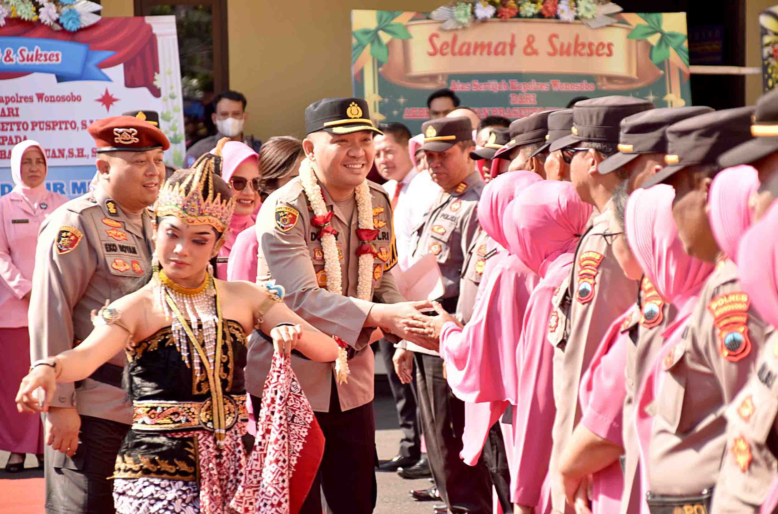 AKBP Donny Sardo Lumbantoruan menyalami satu persatu anggota barunya.