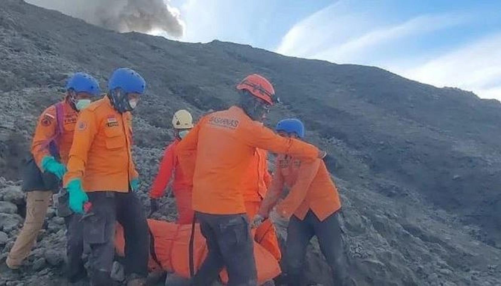 Tim Basarnas mengevakuasi jenazah korban erupsi Gunung Marapi. (Dok/Basarnas)