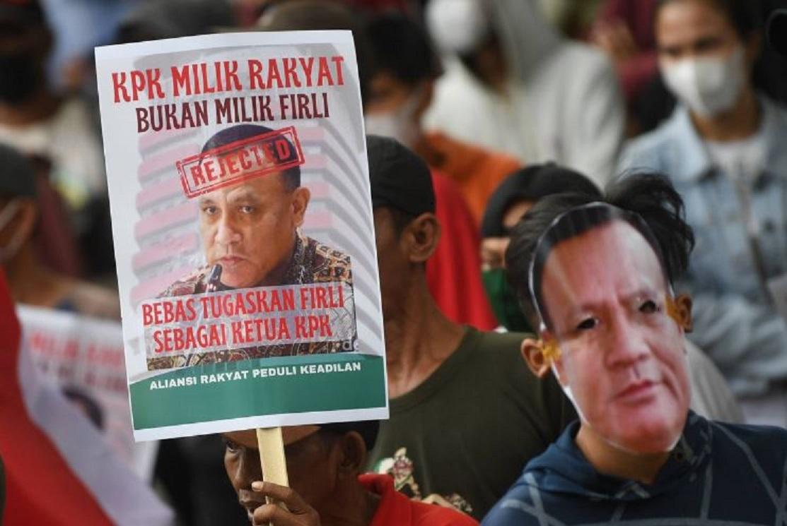 Poster tolak Firli dalam unjuk rasa di Gedung Merah Putih KPK.