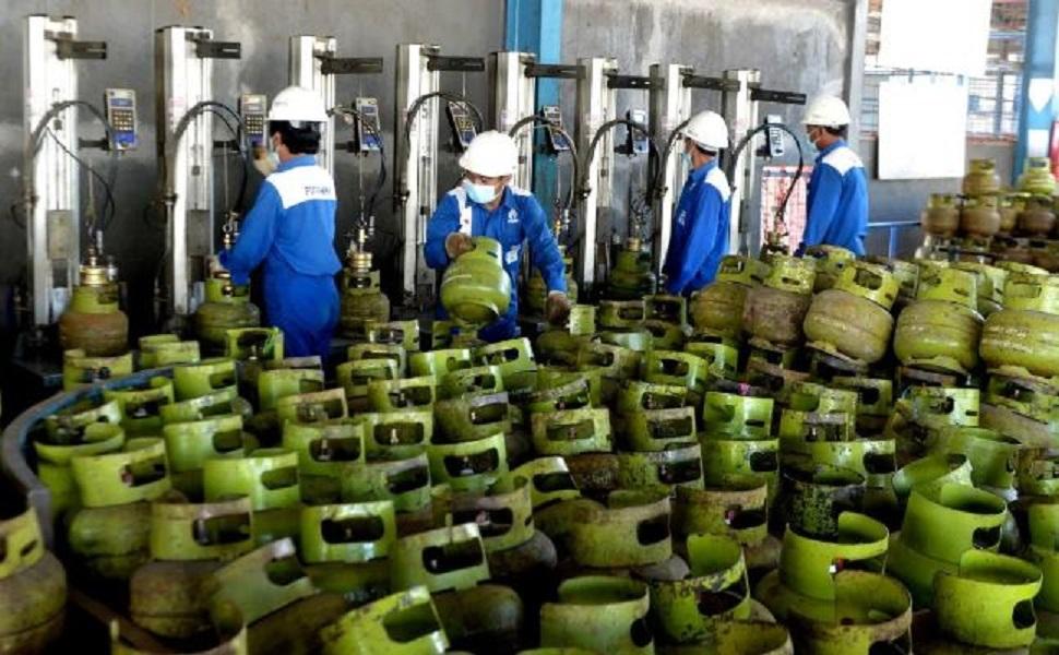 Petugas mengisi ulang gas elpiji ke dalam tabung tiga kilogram di Stasiun Pengisian dan Pengangkutan Bulk Elpiji (SPPBE) Sadikun LPG 3 Kg di Denpasar, Bali.