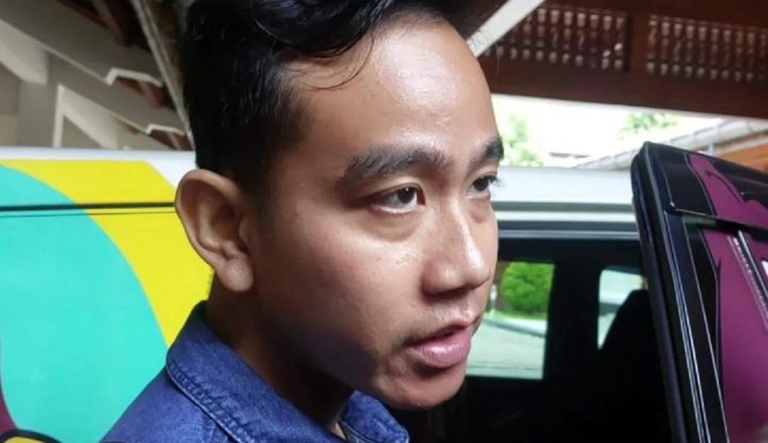 Gibran Rakabuming Raka memberikan keterangan kepada wartawan di Solo, Jawa Tengah, Jumat (29/12/2023).