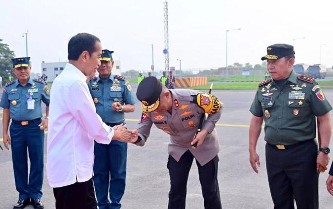 Presiden Joko Widodo saat akan menuju Sulawesi Utara (Sulut), dari Sidoarjo, Jawa Timur, Kamis (28/12/2023).