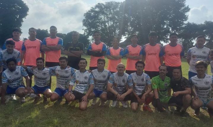 Ketua Umum Partai Solidaritas Indonesia (PSI) Kaesang Pangarep berfoto bersama tim saat bersiap bermain bola di Alun-Alun Wonosobo, Jateng, Selasa (19/12/2023).