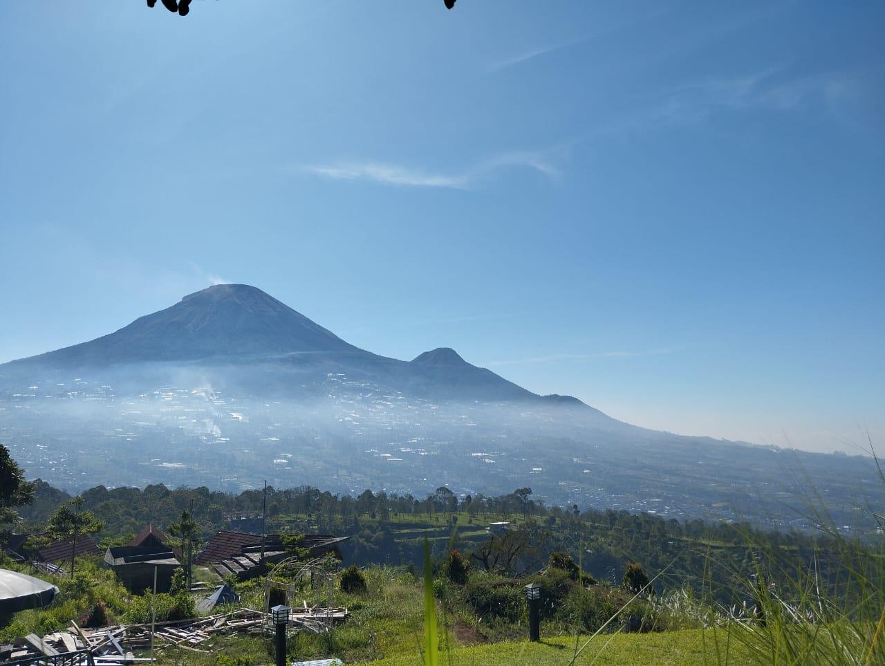 Wisata ini terletak di Desa Tlogo, Kecamatan Garung dengan ketinggian 1.200 mdpl.
