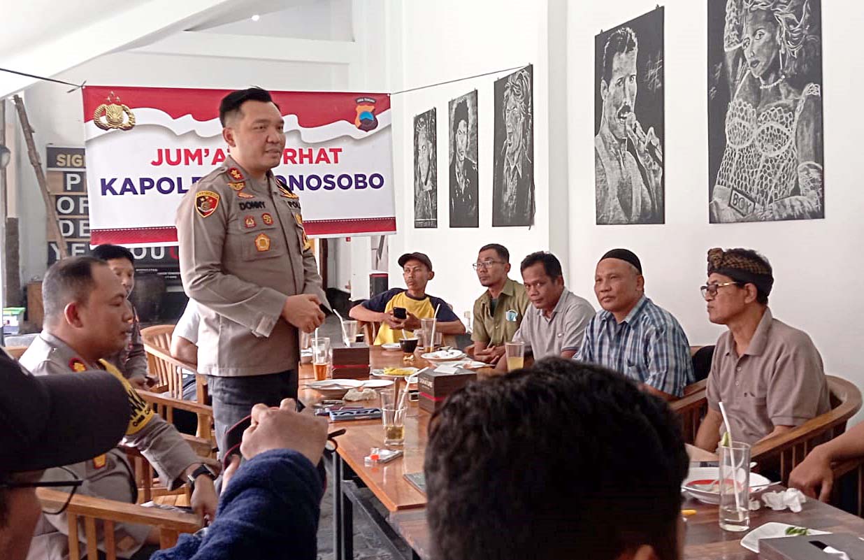 AKBP Donny Sardo Lumbantoruan, Kapolres Wonosobo, mengadakan temu ramah tamah dengan tema "Jum'at Curhat" bersama para wartawan di Cafe Dekoffie Wonosobo, Jumat (22/12/2023).