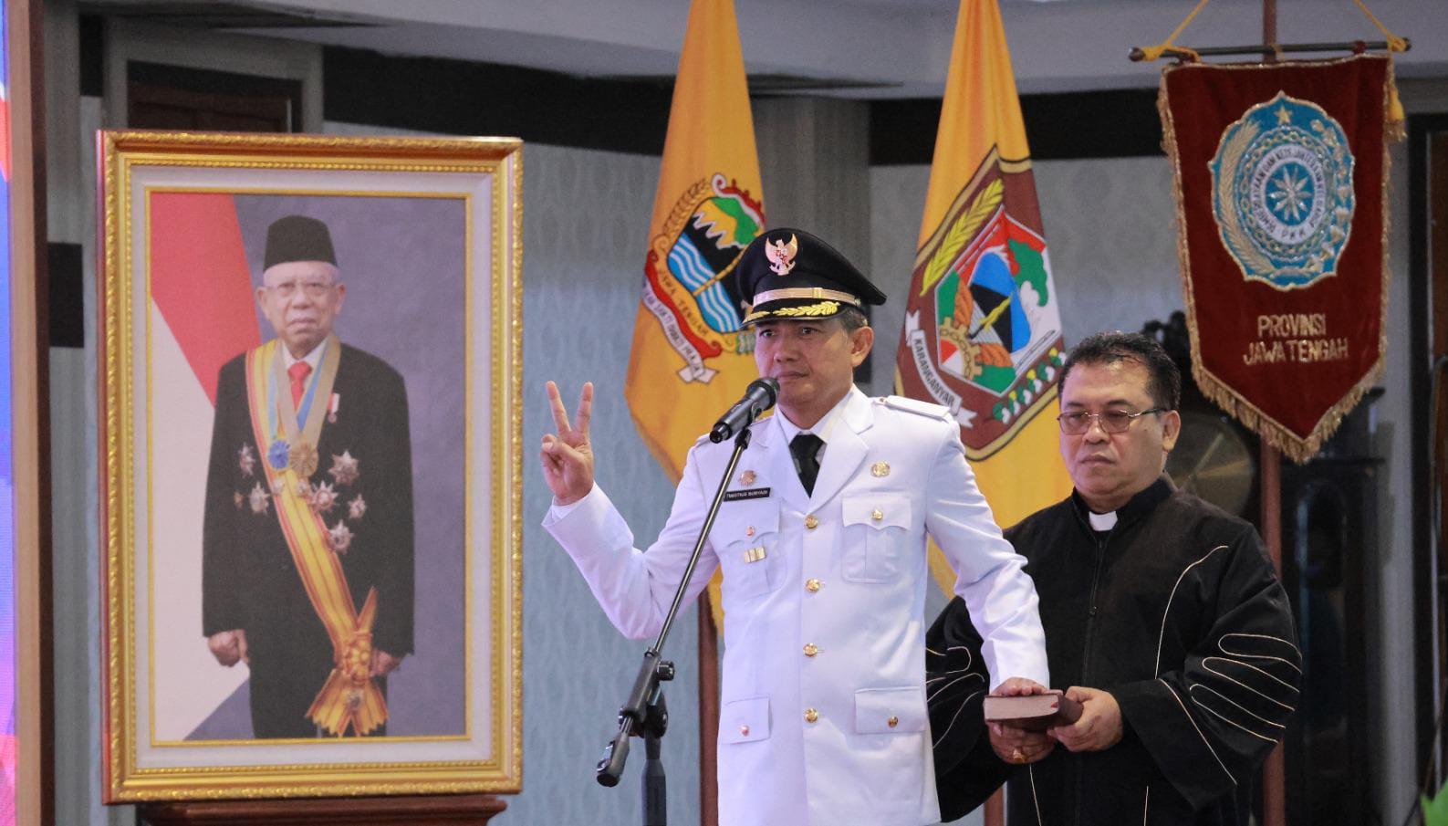 Sekda Karanganyar Timotius Suryadi diambil sumpahnya menjadi Bupati Karanganyar oleh Pj Gubernur Jateng. (Mercusuar.co/Harun Al Rasid)