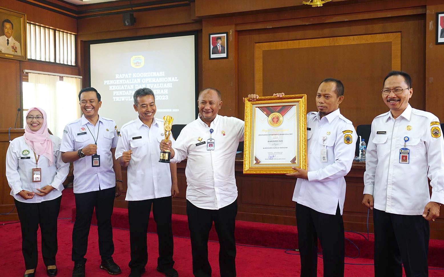 nilai Penjabat (Pj) Bupati Pati Henggar Budi Anggoro bersama jajaranya menerima penghargaan Innovative Government Award (IGA) 2023 di ruang Pragola Sekda pada, Rabu (13/12/23) kemarin.