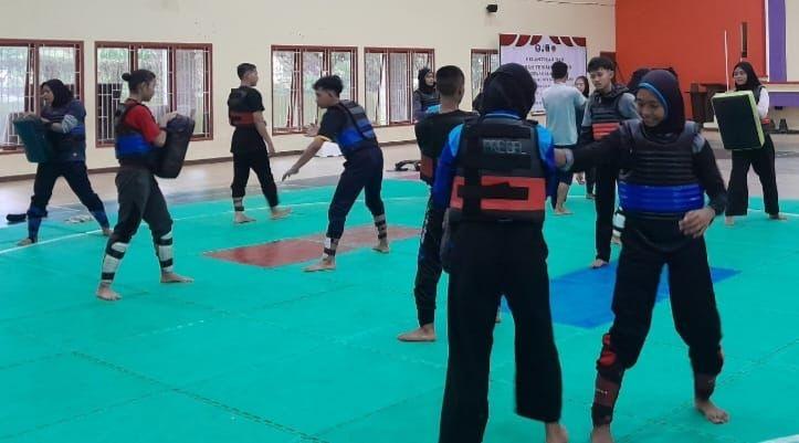 Para atlet SH Terate Pati terlihat fokus latihan pendalaman teknik di Auditorium SMAN 3 Pati.
