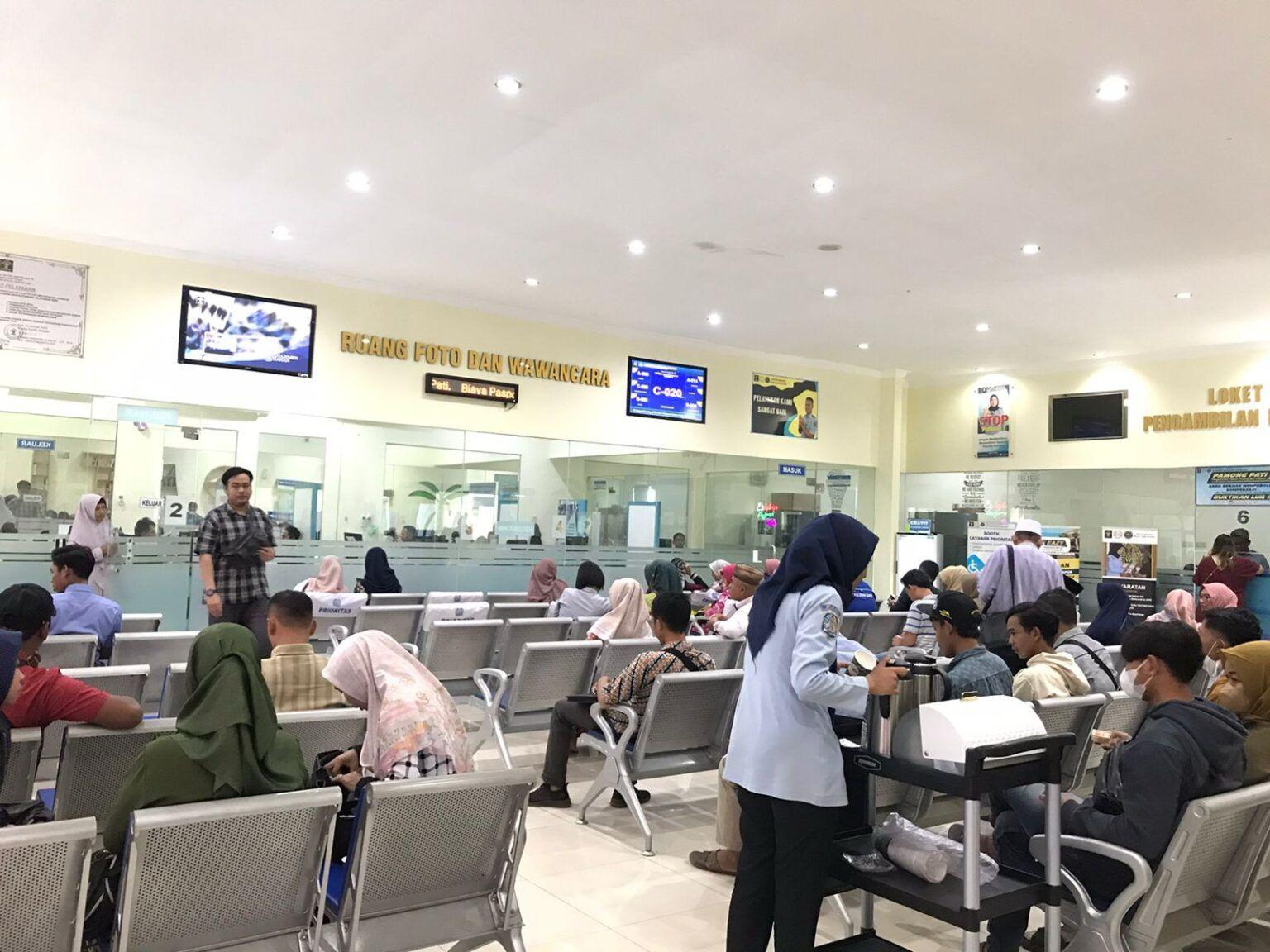 Suasana ramai para pemohon hadir di Kantor Imigrasi Kelas I Non TPI Pati untuk melakukan foto dan tes wawancara sebagai salah satu syarat pembuat paspor.