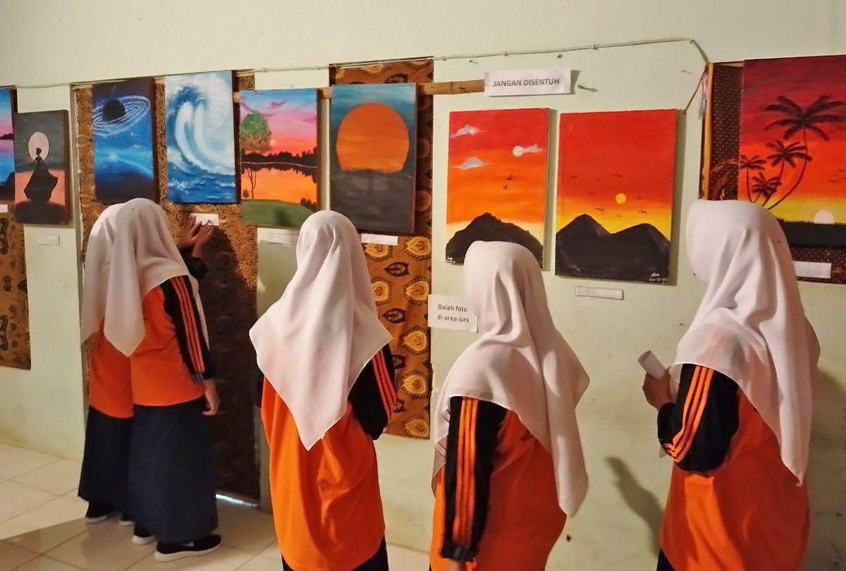Sejumlah pelajar saat melihat karya seni lukis yang terpamerkan di lantai II gedung timur lembaga pendidikan Islam yang berada di Desa Waturoyo, Kecamatan Margoyoso. (Mercusuar.co/Dinda Kurnia Amorta)