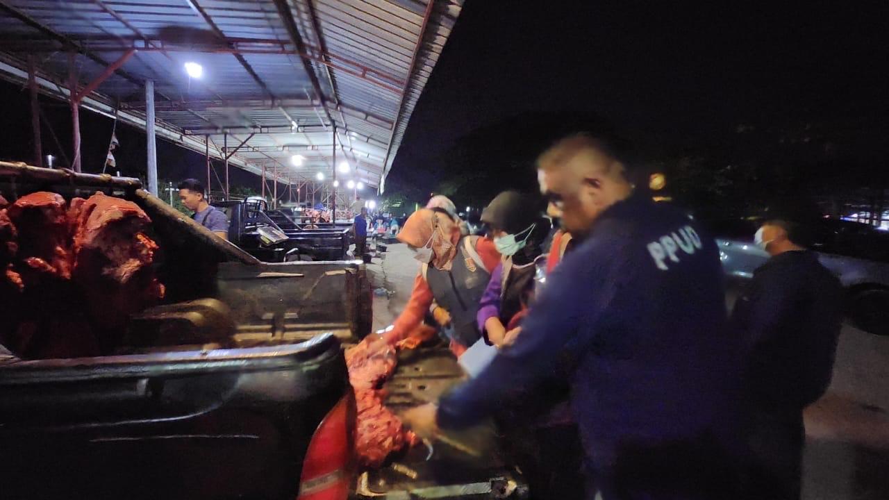 Petugas Satpol PP Semarang amankan daging sapi hasil gelonggongan dan busuk saat sidak jelang Nataru di Pasar MAJT, Rabu (13/12/2023). (dok.Satpol PP Kota Semarang).