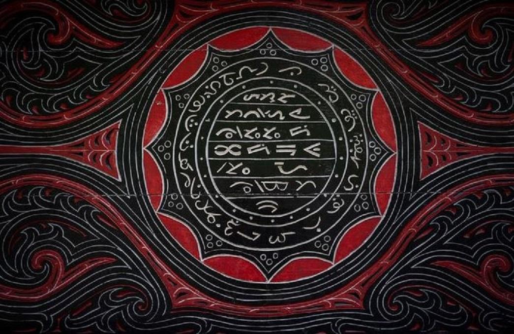 Sebuah simbol yang tertera di salah satu bangunan rumah adat bolon di Istana Sisingamangaraja Bakkara ini merupakan tiruan cap dari Raja Sisingamangaraja XII. 'Ahu sahap tuwan Sisingamangaraja tian Bakara' yang menggunakan aksara Batak tengah simbol berarti 'Aku cap Sisingamangaraja dari Bakara'. Sedangkan aksara Arab-Melayu yang mengelilinginya bertuliskan 'Inilah cap Maharaja di Negeri Toba Kampung Bakara nama kotanya 1304 H.'