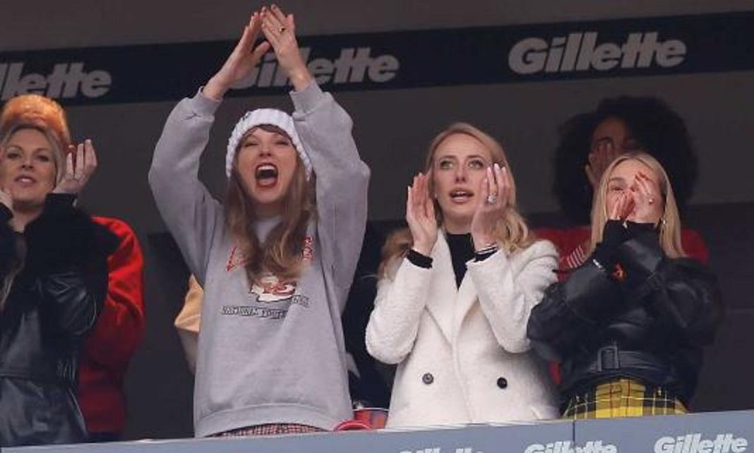 Taylor Swift menyaksikan Chiefs mengalahkan Patriots di Stadion Gillette.