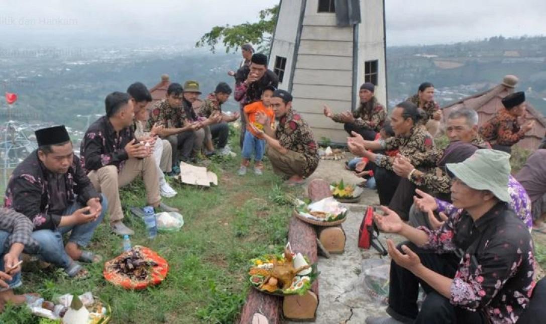 Wisatawan bersama warga berdoa bersama saat tradisi Merti Desa Petarangan di puncak bukit Botorono kawasan lereng Gunung Sumbing, Petarangan, Kledung, Temanggung.