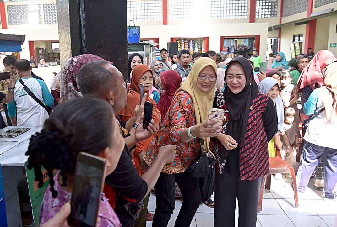 Bupati Purbalingga, Dyah Hayuning Pratiwi, berfoto bersama dengan salah satu pengunjung di Pasar Badog Bancar.