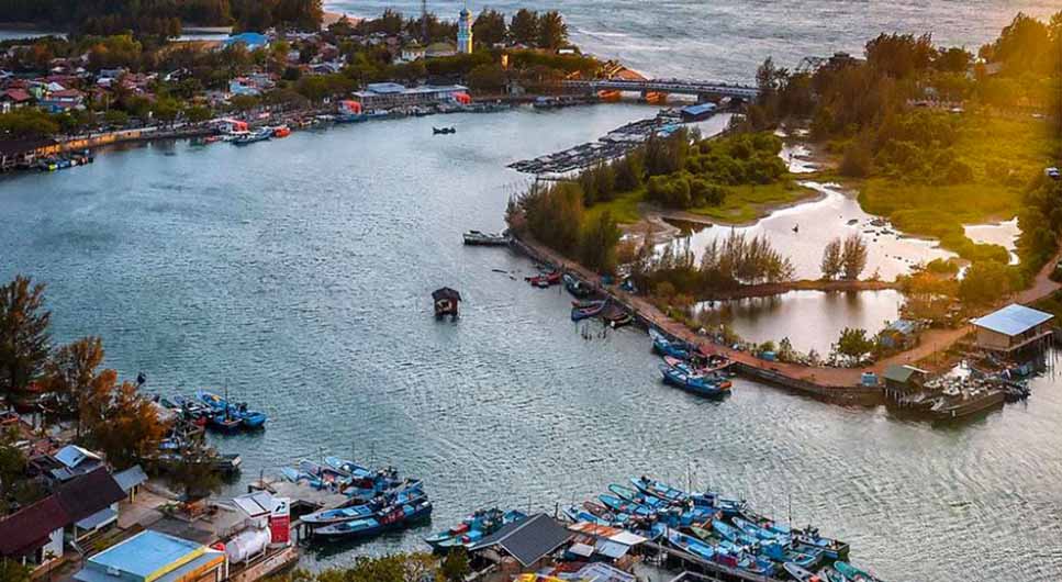 Desa wisata Ulee Lheue, yang terletak di Kecamatan Meuraxa Kota Banda Aceh Provinsi Aceh, menarik perhatian wisatawan dari berbagai daerah.