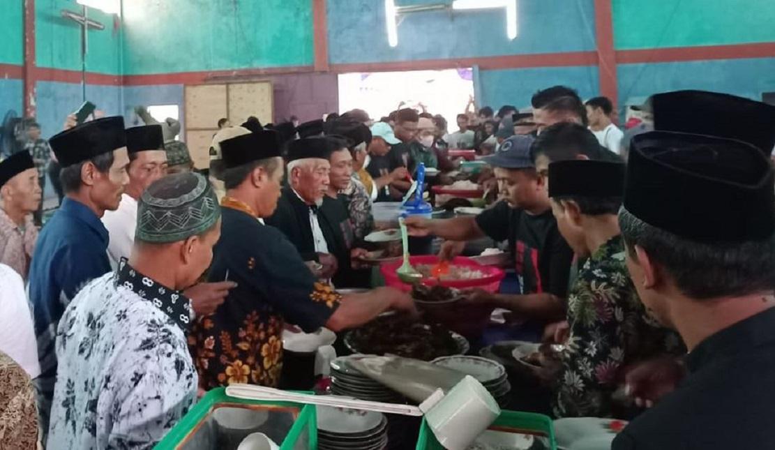 Bolone Mase Warga Demak saat berkumpul menikmati hidangan ndas manyung di Desa Tridonorejo, Kecamatan Bonang, Demak, Jawa Tengah, Minggu (7/1).
