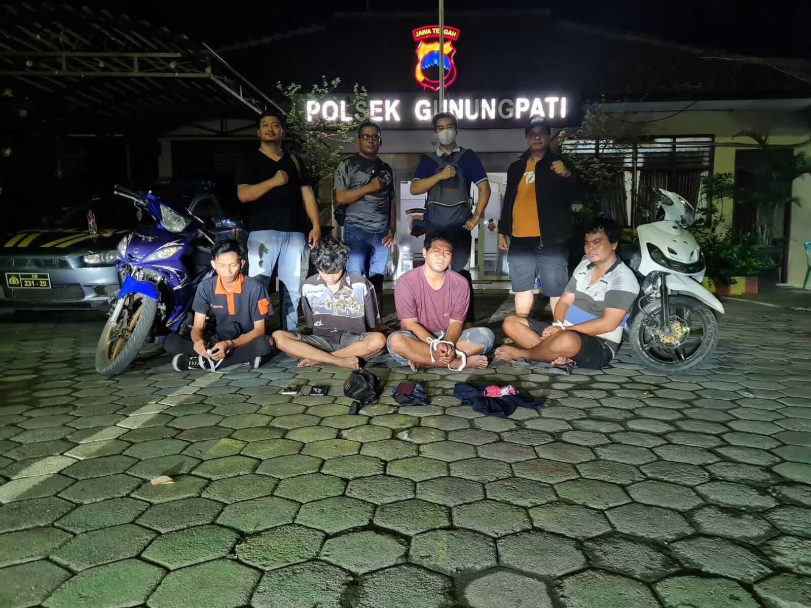 Tim unit Reskrim Polsek Gunungpati Polrestabes Semarang berhasil menangkap keempat terduga tersangka curanmor di angkringan Jalan Raya Banaran Gunungpati, (20/1).