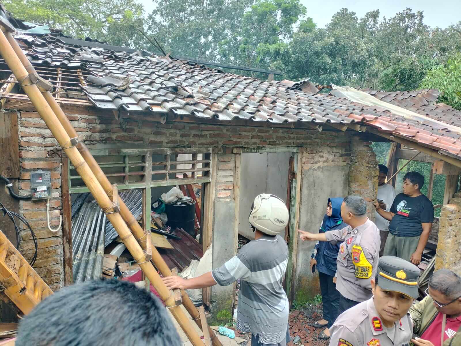 Rumah Zuroti (67) di Dusun Krajan RT 05 RW 01 Desa Klepu Kecamatan Pringapus mengalami kebakaran, (23/1).
