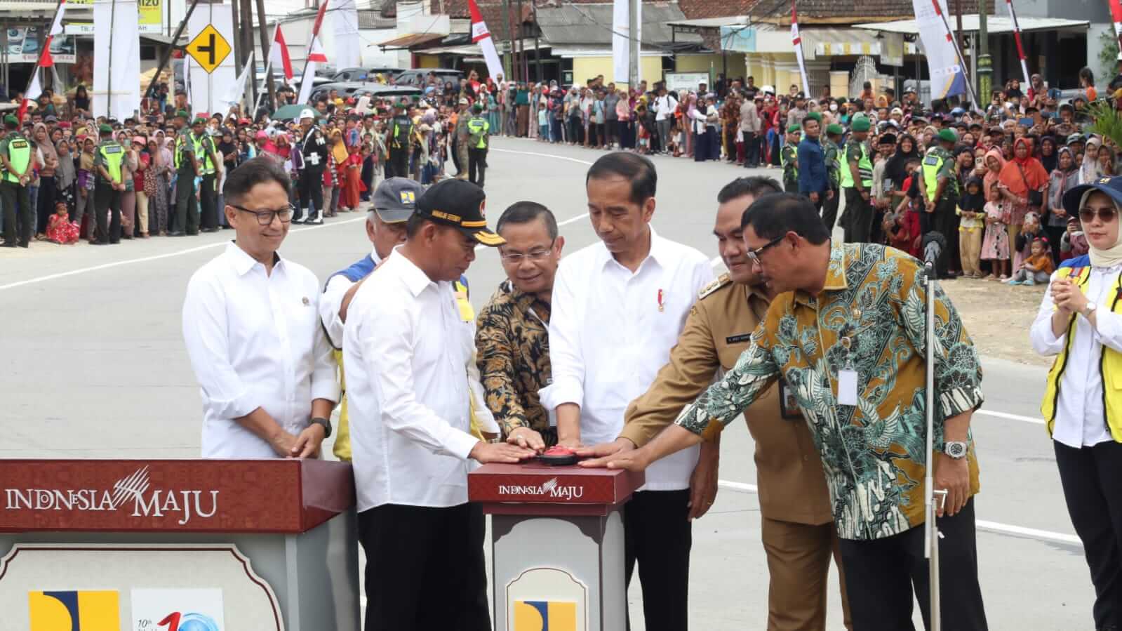 Presiden Jokowi meresmikan pembangunan jalan daerah di kabupaten Blora, (23/1).