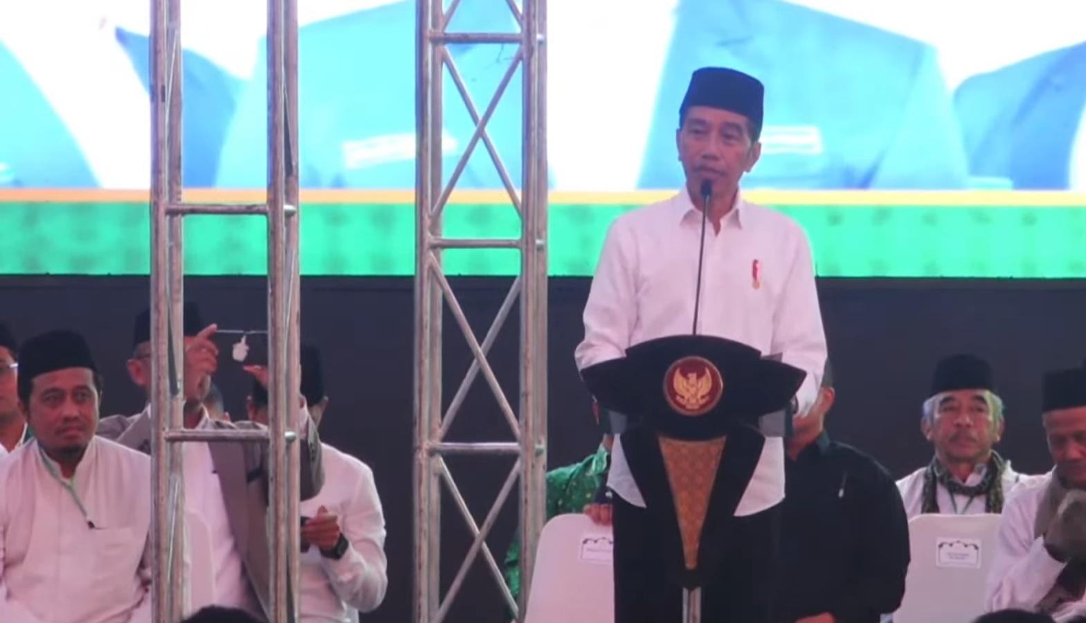 Presiden Joko Widodo jokowi saat memberi sambutan pada Apel 24 ribu kader IPNU di Taman Rekreasi Kalianget, Wonosobo, Jawa Tengah, Senin (22/1/2024).