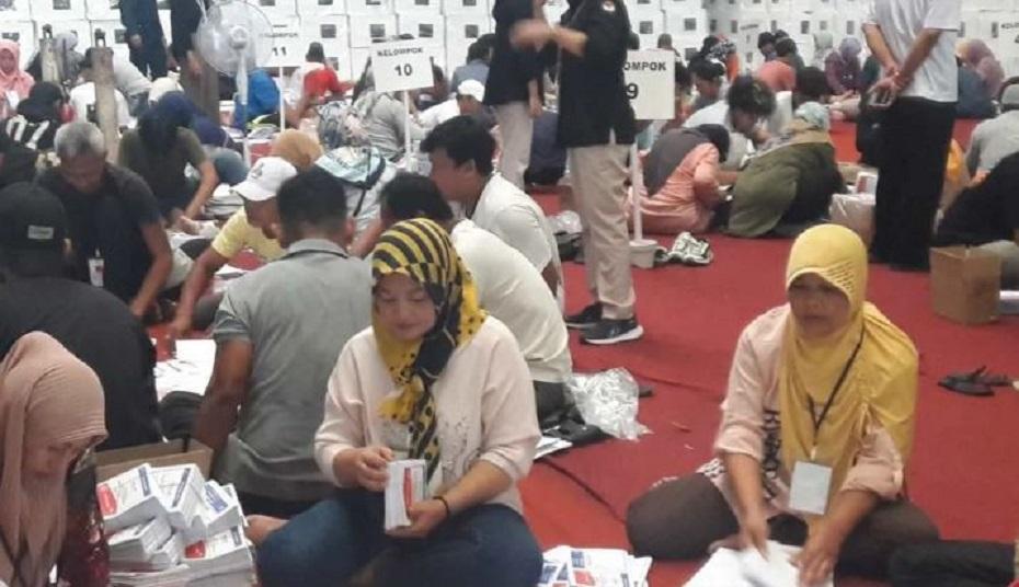 Para pekerja sedang melipat surat suara di gudang KPU Kabupaten Temanggung di Gedung Tenis Indoor Kowangan.