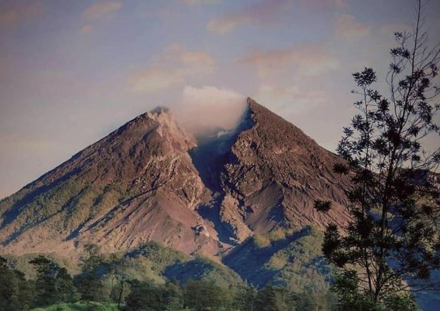 Pemandangan Gunung Merapi dari Desa Wisata Balerante