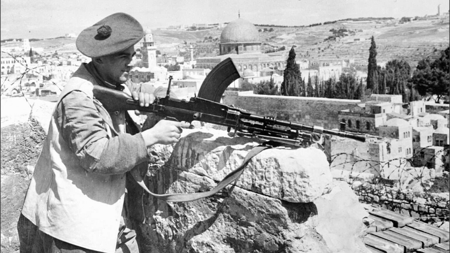 Tentara Inggris memegang senapan mesin Merk Bren buatan Inggris di Baitul Maqdis pada 1 Mei 1948 (MEE)