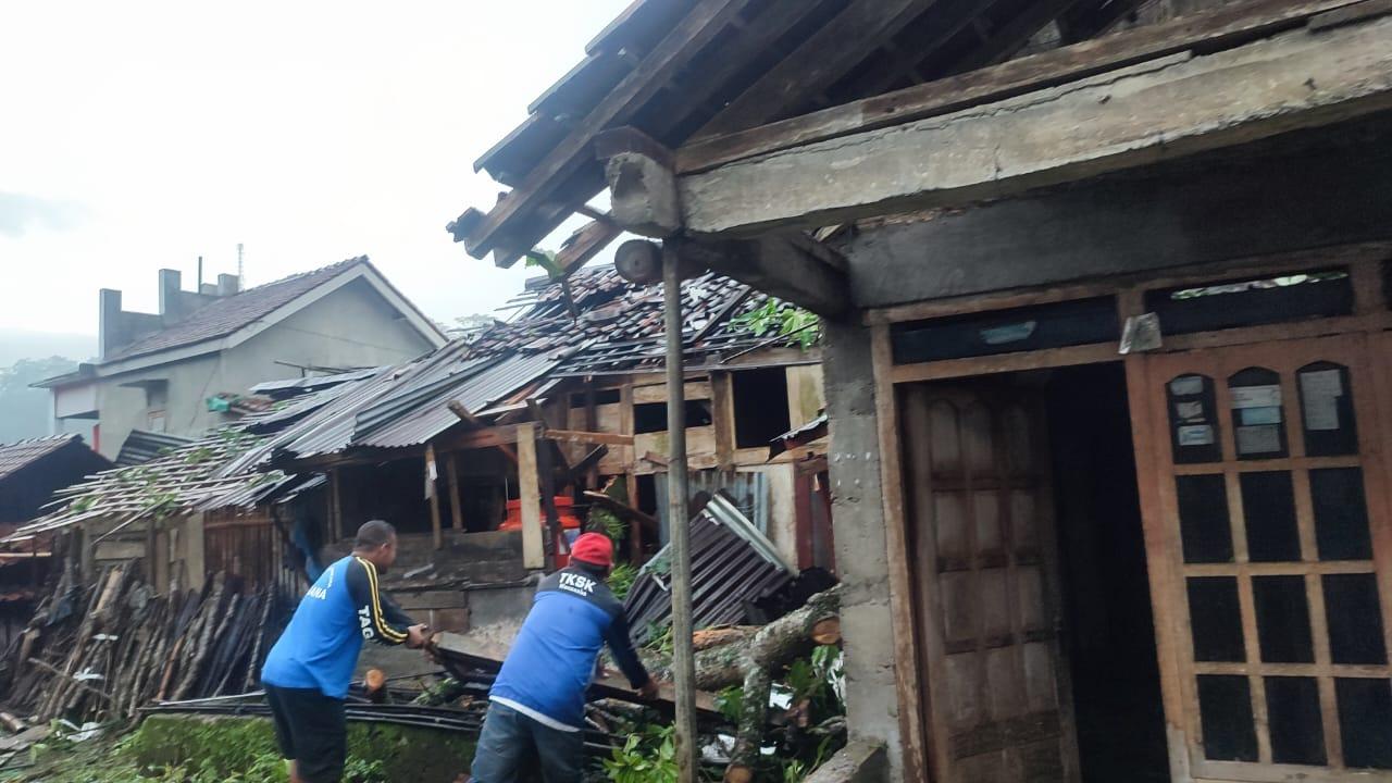 Rumah warga roboh terkena angin puting beliung di Sapuran, Rabu (10/1/2024).
