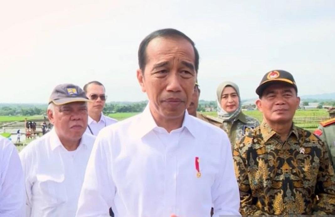 Presiden Jokowi saat memberikan keterangan pers usai penanaman padi bersama petani di Kabupaten Banyumas, Jawa Tengah, Rabu (3/1/2024).