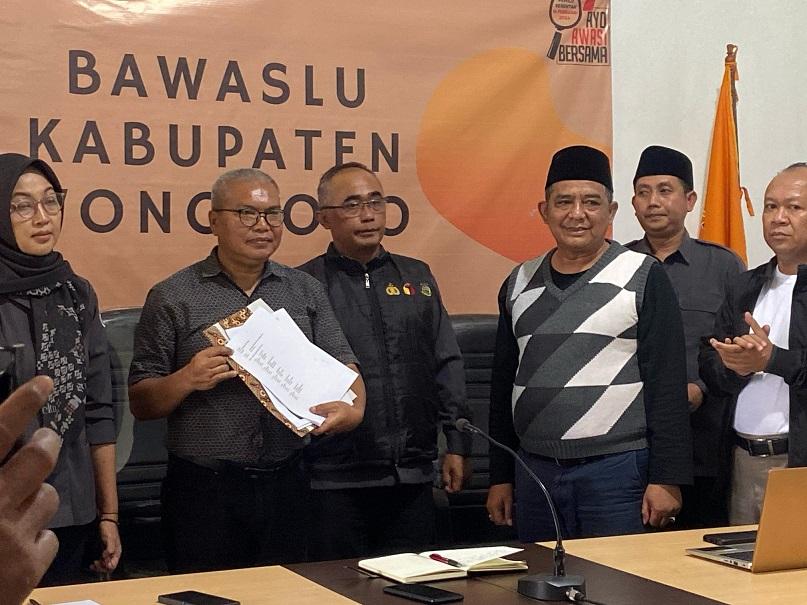 Ketua Bawalu Kabupaten Wonosobo, Sarwanto Pribadi menerima berkas bukti laporan Anggota KPU Wonosobo yang diduga melanggar tindak pidana dan kode etik di kantor Bawaslu Wonosobo pada Senin, (12/02/2024).