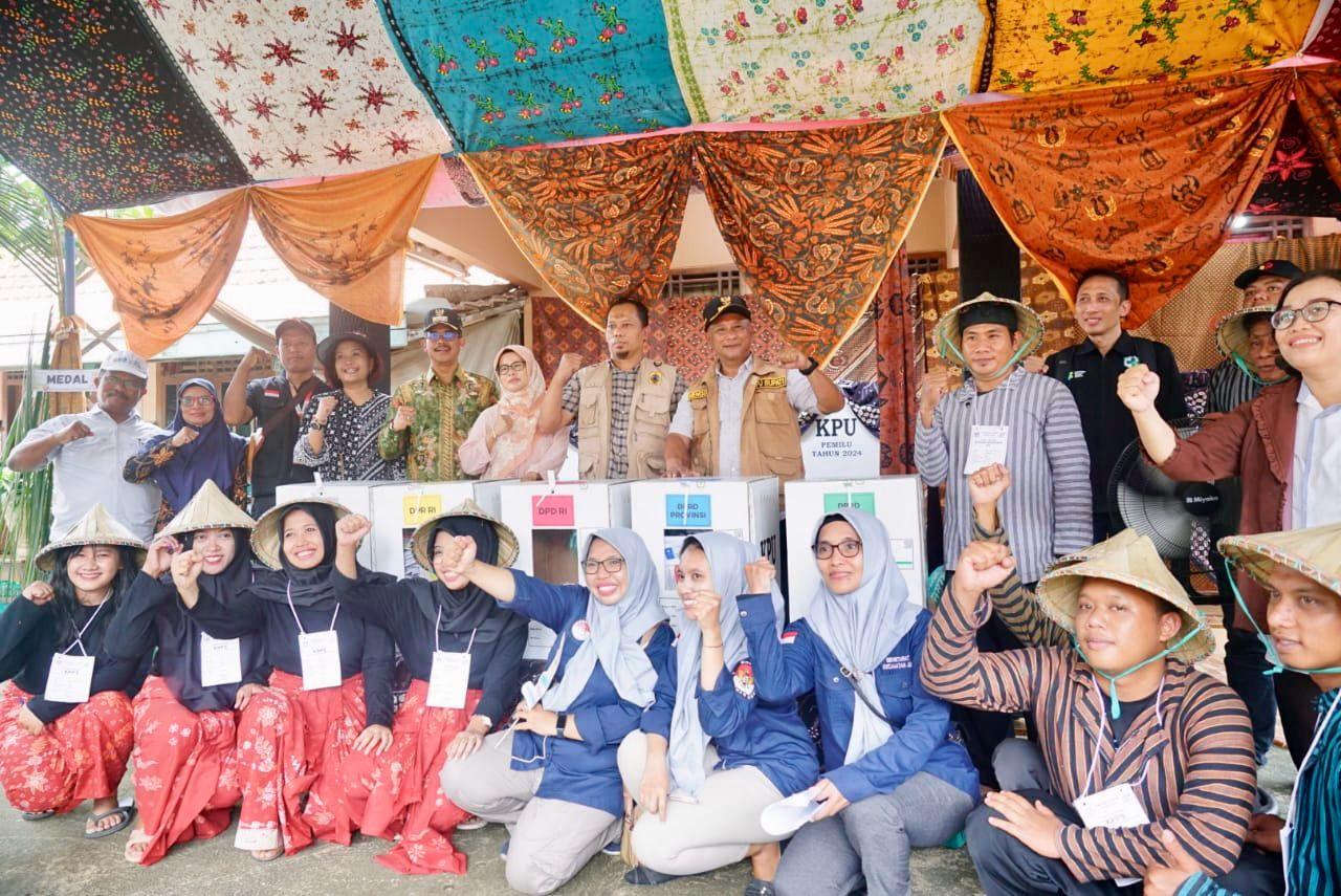 Pj Bupati Pati, Henggar Budi Anggoro bersama jajaranya saat meninjau TPS Desa Karang, Kecamatan Juwana kemarin.
