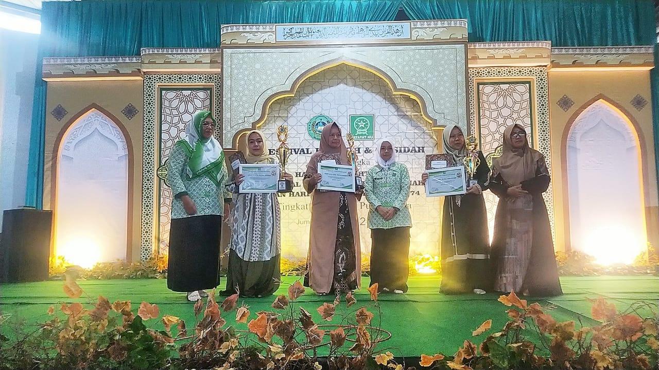 Plt Ketua Fatayat NU Kabupaten Purbalingga (paling kanan) saat foto bersama para pemenang lomba hadroh, Jum'at (2/2/2024).