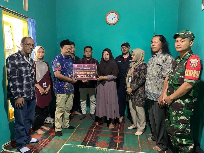 Divisi Sosdiklih Parmas dan SDM KPU Kabupaten Purbalingga, Widyo Wibowo sat memberikan santunan kepada Rustinah, istri Suyitno, Rabu (21/2/2024).