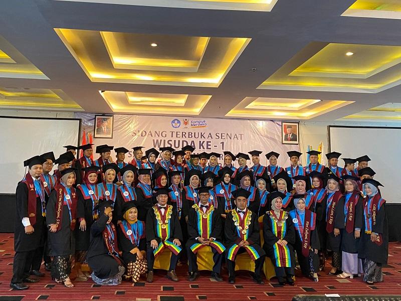 Suasana Sidang Terbuka Senat Wisuda ke -1 Sarjana, Diploma dan Profesi Universitas Safin Pati di Hall Room The Safin Hotel.
