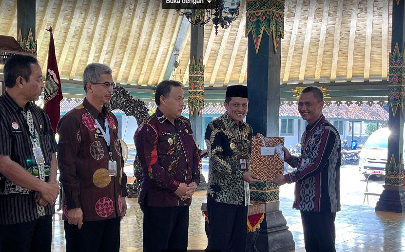 Sebanyak 123 PNS Masuki Masa Purna, Bupati Serahkan SK Pensiun
