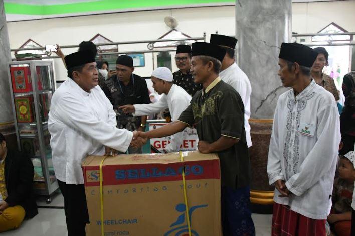 Ashar Berjamaah di Mangunegara, Wabup Sudono Serahkan Aneka Bantuan