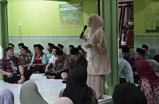 Dapat Aspirasi Perbaikan Jalan di Desa Sumampir, Bupati Tiwi Instruksikan DPUPR Segera Tindaklanjuti