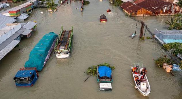 Banjir Melumpuhkan Demak Kota, Pemotor Kehilangan Arah di Tengah Genangan Air