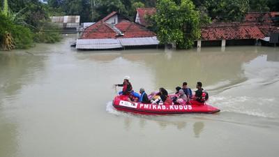 evakuasi korban banjir di demak 3 169