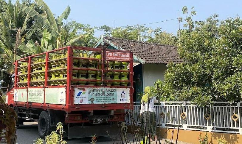 Sejumlah truk pengangkut gas elpiji 3kg saat sedang menyetor ke agen di Desa Randukuning, Kelurahan Pati Lor, Pati.