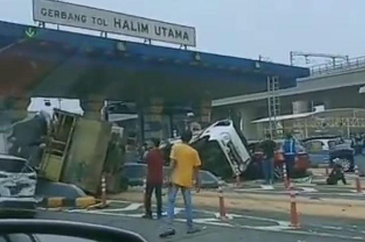 Kecelakaan Beruntun Di Gerbang Tol Halim Mengakibatkan Truk Ringsek dan Airbag Mobil Terbuka