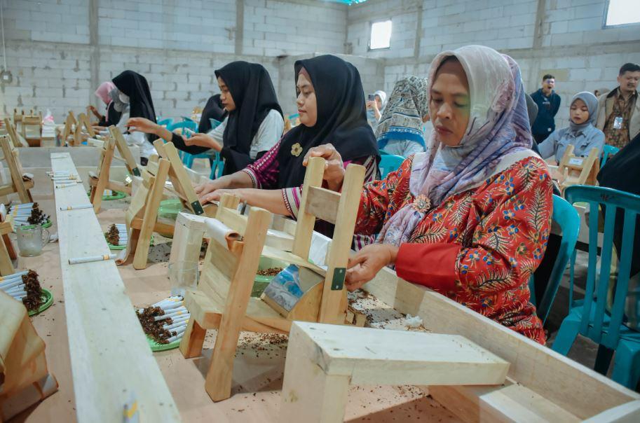 Upaya Peningkatan Ekonomi Hasil Tembakau, Pemkab Dorong Dengan Pelatihan Blending