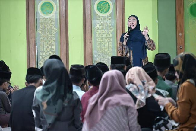 Tarawih Keliling, Bupati Tiwi Beri Motivasi Para Santri Minhajut Tholabah
