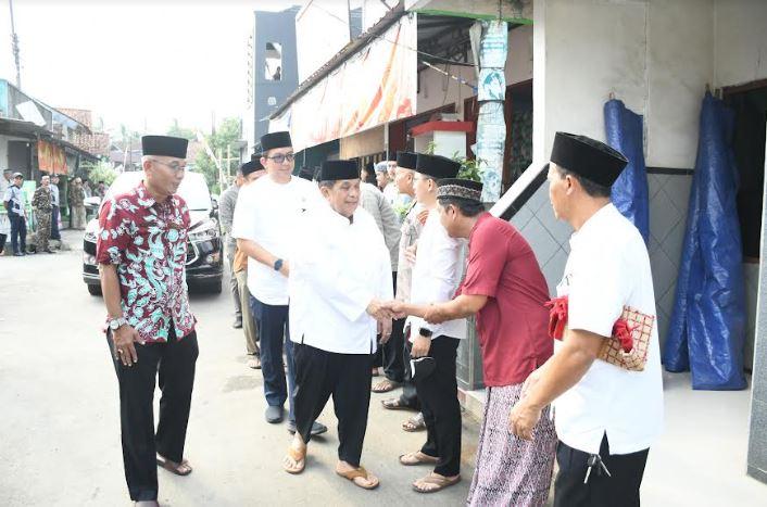 Ashar Berjamaah di Mangunegara, Wabup Sudono Serahkan Aneka Bantuan