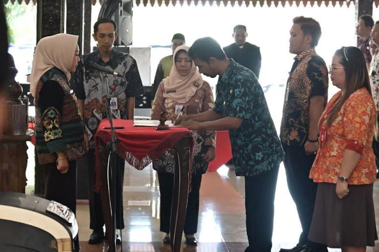 Lantik 85 Pejabat, Bupati Tiwi Ingatkan ASN Kompak dan Hilangkan Ego Sektoral