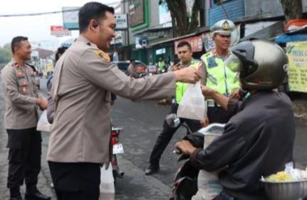 Kapolres Wonosobo Membagikan Takjil Gratis Pada Pengguna Jalan