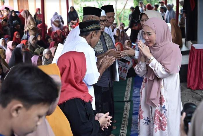 Dapat Usul Bangun Pagar Balai Desa Munjul, Bupati Tiwi Siap Dukung Lewat Bantuan Keuangan