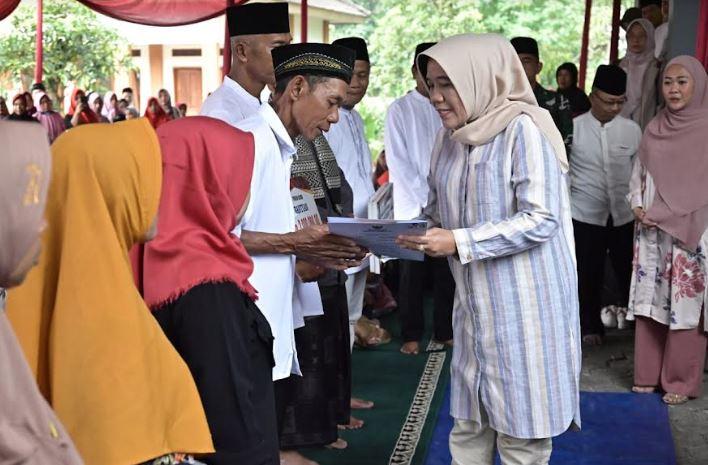 Dapat Usul Bangun Pagar Balai Desa Munjul, Bupati Tiwi Siap Dukung Lewat Bantuan Keuangan