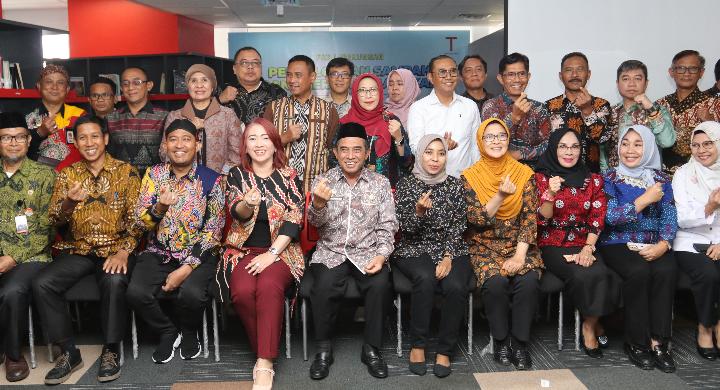Pemerintah daerah di seluruh Indonesia